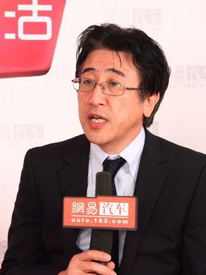 日产中国副总经理、公关部部长入江敏光(右)