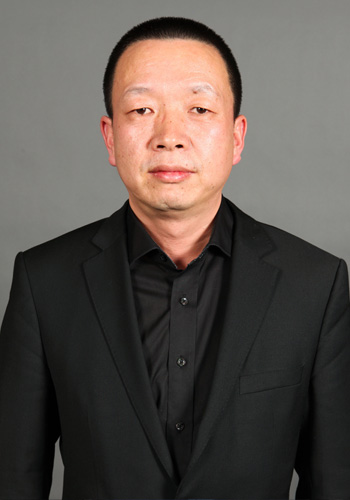 副社长、上海《外滩画报》副社长等职务,有长达十多年的舆论