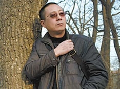 野夫,又名土家野夫.本名郑世平,1962年出生于湖北恩施.