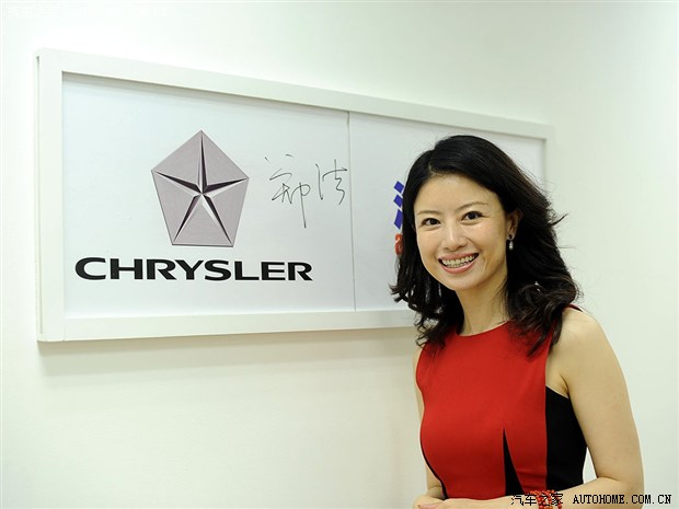 顾嘉颖:克莱斯勒以中国元素打造概念车 (2012-04-25) 郑洁:jeep的成功_汽车图片 主持人:所以媒体想了解Jeep有多少四驱技术还真是不太容易的事儿。 郑洁:我自己每天都在学习,SUV走到今天非常重要的往下走的趋势是我觉得消费者一定会越来越成熟,未来的SUV一定要内外兼修,内外兼修的意思是你不能仅仅长得像SUV,长得好看,一定要配得上SUV的称号。 主持人:你刚才也提到3.