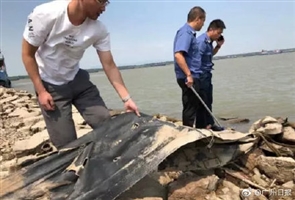 “三峡水怪”被打捞上岸 实际为一块黑色帆布